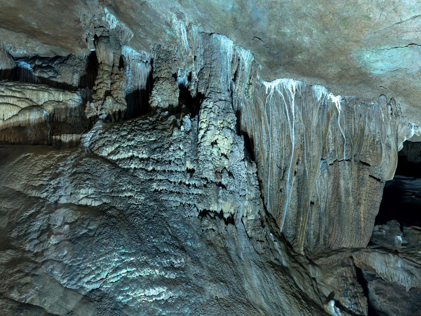 Formazioni calcaree illuminate all'interno della Grotta del Paradiso, Phong Nha